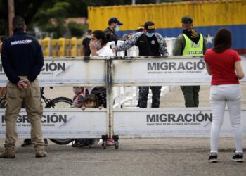 . CÚCUTA (COLOMBIA), 02/06/2021.- Una familia cruza el puente internacional Simón Bolívar desde Venezuela hacía Colombia, gracias a la apertura de un corredor humanitario hoy, en Cúcuta (Colombia). El Gobierno colombiano autorizó la "apertura gradual" de los pasos terrestres y fluviales con Venezuela, medida que comenzó a regir a partir de este miércoles. Pese al anuncio, autoridades venezolanas no han hecho apertura total desde su lado, por lo que el paso se está dando por un corredor humanitario habilitado. Migración Colombia detalló que el ingreso al país por los pasos fronterizos con Venezuela se hará de acuerdo al número final del documento de identificación del viajero ya sean par o impar y siempre en horarios diurnos. EFE/ Mario Caicedo