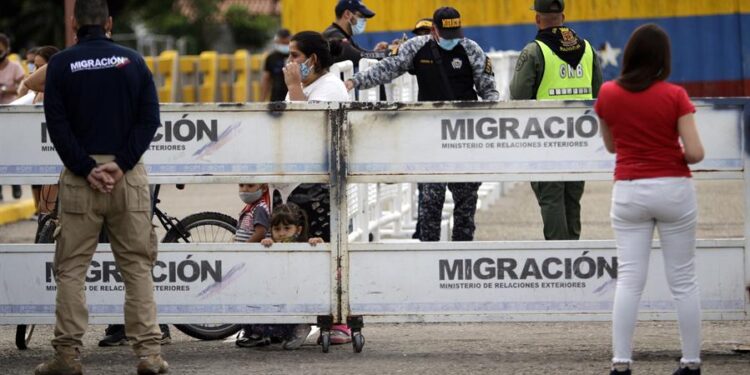 . CÚCUTA (COLOMBIA), 02/06/2021.- Una familia cruza el puente internacional Simón Bolívar desde Venezuela hacía Colombia, gracias a la apertura de un corredor humanitario hoy, en Cúcuta (Colombia). El Gobierno colombiano autorizó la "apertura gradual" de los pasos terrestres y fluviales con Venezuela, medida que comenzó a regir a partir de este miércoles. Pese al anuncio, autoridades venezolanas no han hecho apertura total desde su lado, por lo que el paso se está dando por un corredor humanitario habilitado. Migración Colombia detalló que el ingreso al país por los pasos fronterizos con Venezuela se hará de acuerdo al número final del documento de identificación del viajero ya sean par o impar y siempre en horarios diurnos. EFE/ Mario Caicedo