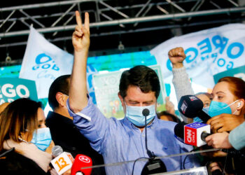 AME5569. SANTIAGO (CHILE), 13/06/2021.- El electo gobernador por la región metropolitana, Claudio Orrego (c), celebra el triunfo hoy, durante la segunda vuelta de las elecciones a gobernadores regionales, en Santiago (Chile). La centroizquierda chilena se convirtió en la gran vencedora de las elecciones regionales que se celebraron en segunda vuelta este domingo, en las que obtuvo la mayor parte de las gobernaciones, incluida la de Santiago de Chile, con el 99,9 % de los votos escrutados. EFE/ Esteban Garay