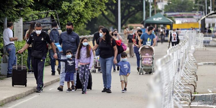 CÚCUTA (COLOMBIA), 02/06/2021.- Varias personas cruzan el puente internacional Simón Bolívar desde Venezuela hacía Colombia, gracias a la apertura de un corredor humanitario hoy, en Cúcuta (Colombia). El Gobierno colombiano autorizó la "apertura gradual" de los pasos terrestres y fluviales con Venezuela, medida que comenzó a regir a partir de este miércoles. Pese al anuncio, autoridades venezolanas no han hecho apertura total desde su lado, por lo que el paso se está dando por un corredor humanitario habilitado. Migración Colombia detalló que el ingreso al país por los pasos fronterizos con Venezuela se hará de acuerdo al número final del documento de identificación del viajero ya sean par o impar y siempre en horarios diurnos. EFE/ Mario Caicedo