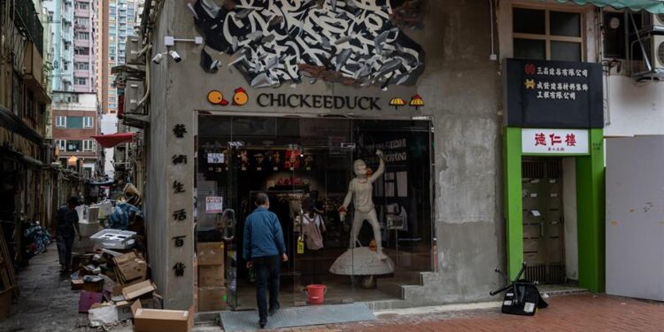 Un hombre pasa junto a una estatua en exhibición dentro de una tienda de ropa infantil en Hong Kong, China. EFE/EPA/JEROME FAVRE