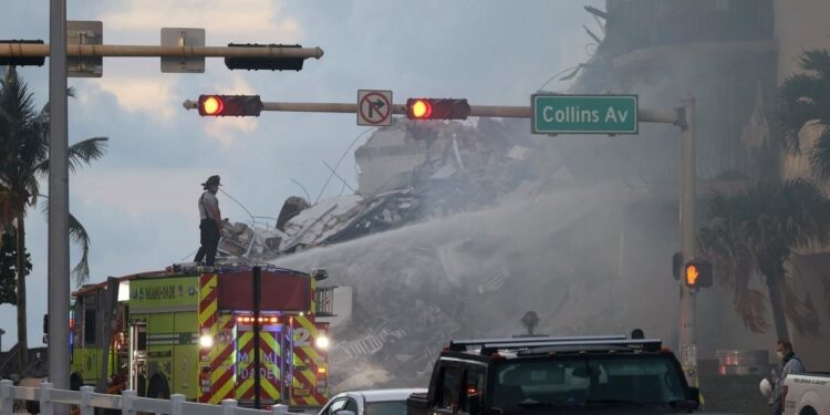 Derrumbe edificio Miami, EEUU. Foto agencias.