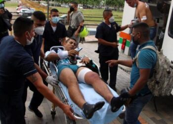 Trabajadores sanitarios trasladan hoy a un soldado herido a la Clínica Medical Duarte, tras la explosiónen Cúcuta.  Foto EFE