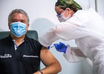 Fotografía cedida por la Presidencia de Colombia que muestra al mandatario Iván Duque mientras recibe la vacuna Pfizer contra la covid-19 hoy, en Bogotá (Colombia). El presidente de Colombia, Iván Duque, recibió este domingo la primera dosis de la vacuna de Pfizer en el Hospital Militar de Bogotá. En el país, que atraviesa su peor momento de la pandemia, ya han sido aplicados 12'917.941 de inmunizantes, informaron fuentes oficiales. EFE/ Presidencia De Colombia