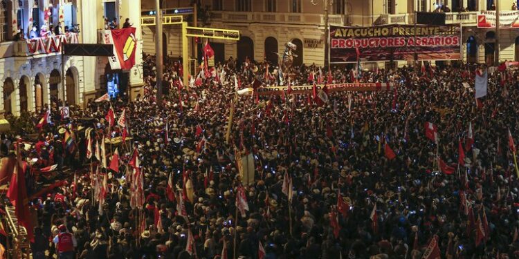 Seguidores de Pedro Castillo acompañan al candidato en el cierre de su campaña (Gian MASKO / AFP)