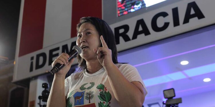 AME5968. LIMA (PERÚ), 15/06/2021.- Keiko Fujimori participa en un mitin, en Lima (Perú). El candidato izquierdista Pedro Castillo se impuso con el 50,12 % de votos a la postulante derechista Keiko Fujimori, que obtuvo el 49,87 %, al concluir con el 100 % de actas contabilizadas de la segunda vuelta presidencial en Perú. A pesar de que la Oficina Nacional de Procesos Electorales (ONPE) concluyó con el cómputo de la votación, aún no se puede proclamar al ganador debido a que el partido fujimorista Fuerza Popular ha pedido la anulación de 200.000 votos aproximadamente por presuntas irregularidades atribuidas a un fraude en mesa. EFE/ Jhon Reyes