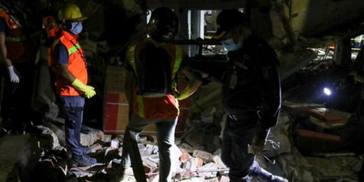 La explosión en edificio comercial de Dacca. Foto agencias.