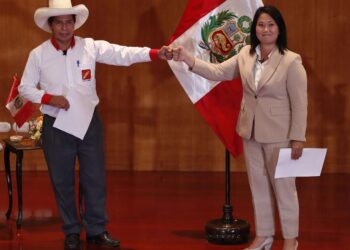 Fotografía del 17 de mayo de 2021 de los candidatos presidenciales Pedro Castillo (i), del partido Perú Libre, y Keiko Fujimori (d), del Fuerza Popular, durante el acto de la firma de la "Proclama Ciudadana, juramento por la democracia", en Lima (Perú). Con más torpezas de los candidatos que aciertos estratégicos, la polarizada campaña electoral peruana se acerca a su fin para dar pie a que más de 25 millones de ciudadanos elijan el próximo domingo entre dos visiones diametralmente opuestas el futuro presidente del país. En medio del embate de la pandemia, Pedro Castillo y Keiko Fujimori miden fuerzas en una justa que augura pocas salidas a la grave crisis política en la que ha estado sumido el Perú desde 2016. EFE/ Paolo Aguilar