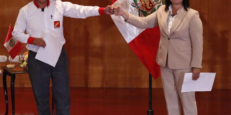 Fotografía del 17 de mayo de 2021 de los candidatos presidenciales Pedro Castillo (i), del partido Perú Libre, y Keiko Fujimori (d), del Fuerza Popular, durante el acto de la firma de la "Proclama Ciudadana, juramento por la democracia", en Lima (Perú). Con más torpezas de los candidatos que aciertos estratégicos, la polarizada campaña electoral peruana se acerca a su fin para dar pie a que más de 25 millones de ciudadanos elijan el próximo domingo entre dos visiones diametralmente opuestas el futuro presidente del país. En medio del embate de la pandemia, Pedro Castillo y Keiko Fujimori miden fuerzas en una justa que augura pocas salidas a la grave crisis política en la que ha estado sumido el Perú desde 2016. EFE/ Paolo Aguilar