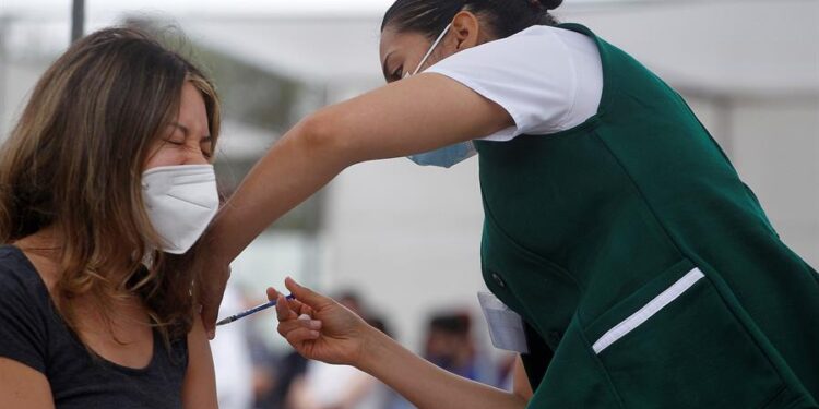 Personal de salud, aplica la vacuna contra la covid-19, este jueves en el municipio de Ensenada, en Baja California (México). EFE/Alejandro Zepeda