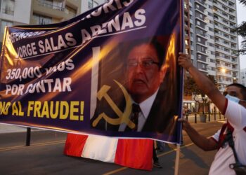 Seguidores de Keiko Fujimori se congregan en Lima para denunciar fraude electoral. Foto EFE.