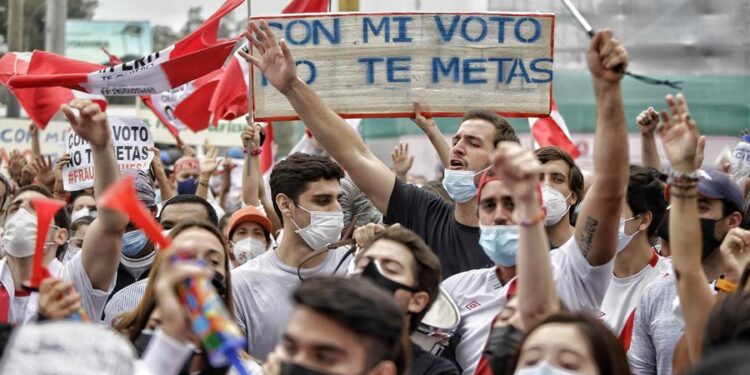 Simpatizantes de Keiko Fujimori. Foto EFE.