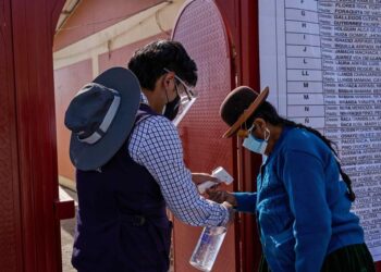 LIMA (PERÚ) 06/06/2021.- Mujeres aymaras llegan para emitir su voto en un colegio electoral, hoy en la localidad de Plateria, en el departamento de Puno (Perú). Un total de 25,2 millones de electores acuden este domingo a votar por el próximo presidente de Perú, entre los candidatos Pedro Castillo y Keiko Fujimori, tras la apertura de las mesas de sufragio a nivel nacional y en el extranjero. Alrededor de 24,2 millones de electores acudirán a votar a 83.048 mesas de sufragio a nivel nacional, mientras que 997.033 electores están habilitados en el extranjero a votar en 3.440 mesas. EFE/Uriel Montufar