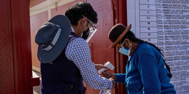 LIMA (PERÚ) 06/06/2021.- Mujeres aymaras llegan para emitir su voto en un colegio electoral, hoy en la localidad de Plateria, en el departamento de Puno (Perú). Un total de 25,2 millones de electores acuden este domingo a votar por el próximo presidente de Perú, entre los candidatos Pedro Castillo y Keiko Fujimori, tras la apertura de las mesas de sufragio a nivel nacional y en el extranjero. Alrededor de 24,2 millones de electores acudirán a votar a 83.048 mesas de sufragio a nivel nacional, mientras que 997.033 electores están habilitados en el extranjero a votar en 3.440 mesas. EFE/Uriel Montufar