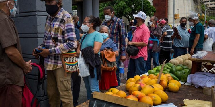 CARACAS (VENEZUELA), 05/06/2021.- Decenas de personas esperan afuera de un centro de vacunación contra la COVID-19, el 2 de junio de 2021 en Caracas (Venezuela). Cientos de venezolanos acudieron esta semana a los puntos de vacunación establecidos por el Gobierno, a la espera de ser vacunados. El sistema, que arrancó de forma "controlada", se convirtió, con el paso de los días, en desorden, en el que también influyó la suerte. EFE/ Miguel Gutiérrez