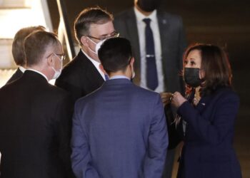 AME4193. CIUDAD DE MÉXICO (MÉXICO), 07/06/2021.- La vicepresidenta de Estados Unidos, Kamala Harris, habla hoy con el canciller mexicano, Marcelo Ebrard (2-i), y otros funcionarios tras aterrizar en el Aeropuerto Internacional Benito Juárez de Ciudad de México (México). Harris llegó este lunes a la Ciudad de México, procedente de Guatemala, para mañana reunirse con el presidente mexicano, Andrés Manuel López Obrador, con el fin de dialogar principalmente sobre el fenómeno de la migración. EFE/ José Méndez