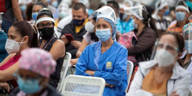 Trabajadores de la salud esperan su turno para ser vacunados contra la covid-19, el 28 de mayo de 2021, en el Concejo Municipal de Baruta, en Caracas. Venezuela continúa este martes en una particular contrarreloj para cumplir con la meta de vacunar al 70 % de la población, un proceso que, aparentemente, tomó relativa fuerza el fin de semana bajo un sistema segregado de "privilegios" a través del carnet de la patria impulsado por el chavismo. EFE/Rayner Peña R.