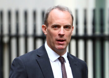 FOTO DE ARCHIVO: El ministro de Asuntos Exteriores británico, Dominic Raab, llega a Downing Street para asistir a una reunión del gabinete en Londres, Reino Unido, el 14 de julio de 2020. REUTERS/Hannah McKay