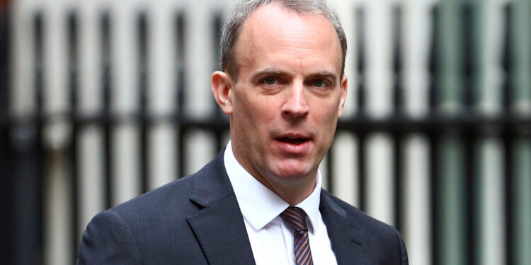 FOTO DE ARCHIVO: El ministro de Asuntos Exteriores británico, Dominic Raab, llega a Downing Street para asistir a una reunión del gabinete en Londres, Reino Unido, el 14 de julio de 2020. REUTERS/Hannah McKay