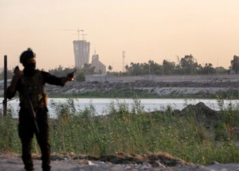 Baghdad (Iraq), 05/06/2021.- A member of Iraqi special forces stands guard with the heavily fortified Green Zone, which houses the Iraqi government offices and the US embassy and other international diplomatic missions, in the background, in central Baghdad, Iraq, 05 June 2021. (Bagdad) EFE/EPA/AHMED JALIL