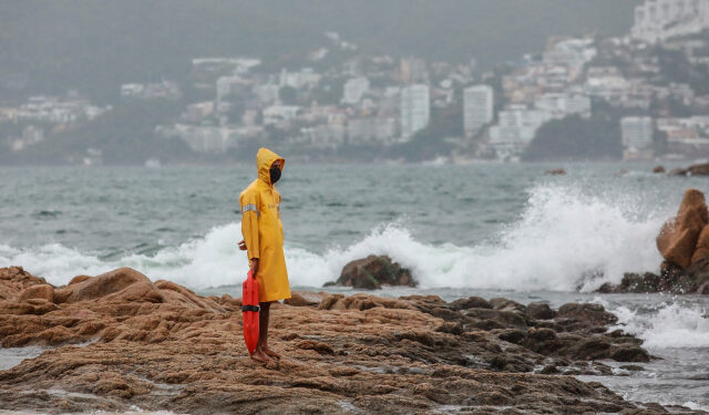 Un salvavidas vigila la playa por el paso de la depresión tropical "Dolores" en el balneario de Acapulco, en el estado de Guerrero (México). EFE/David Guzmán.