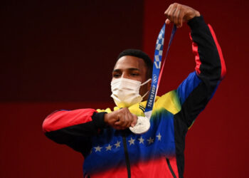 Silver medallist Venezuela's Julio Ruben Mayora Pernia poses on the podium for the victory ceremony of the men's 73kg weightlifting competition during the Tokyo 2020 Olympic Games at the Tokyo International Forum in Tokyo on July 28, 2021. (Photo by Vincenzo PINTO / AFP)