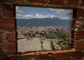 AME1966. CARACAS (VENEZUELA), 13/07/2021.- Vista de la ciudad desde una vivienda abandonada en la parte alta del barrio Cota 905, el 12 de julio de 2021, en Caracas (Venezuela). Los residentes del oeste de Caracas retomaron la rutina en sus calles entre la incertidumbre y la calma, luego de vivir casi 72 horas de constantes tiroteos que empezaron en la barriada de la Cota 905, entre bandas armadas y funcionarios policiales, y que se extendieron, al menos, a cinco zonas cercanas. Los sectores de El Paraíso y El Cementerio, colindantes con la montañosa Cota 905, han retomado su actividad comercial, mientras los ciudadanos caminan por las vías principales, desiertas entre el miércoles y el viernes de la semana pasada. EFE/ Rayner Peña