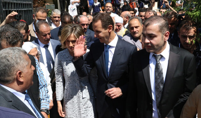 El presidente sirio, Bachar al Asad (c-d) y su esposa Asma a la salida del colegio en el que votaron en las elecciones presidenciales celebradas en Siria el pasado mes de mayo. EFE/EPA/YOUSSEF BADAWI/Archivo