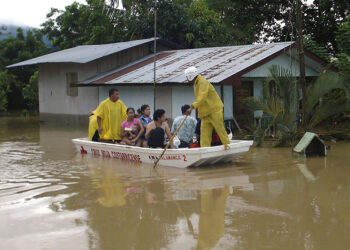 Costa Rican Red Cross workers evacuate people from their flooded homes near Sixaola, Costa Rica, on the border with Panama, Monday, Nov. 24, 2008.  Heavy rains have caused flooding and landslides in southern Costa Rica and western Panama forcing thousands of people to flee the area. (AP Photo/La Nacion, Marvin Carvajal)  **  COSTA RICA OUT  **  NO SALES  **