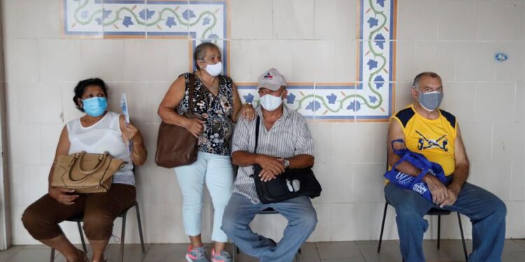 Un grupo de personas espera su turno para ser vacunados con Abdala, una de las vacunas candidatas desarrolladas en el país, en uno de los consultorios vacunatorios del este de La Habana (Cuba). EFE/ Yánder Zamora/Archivo