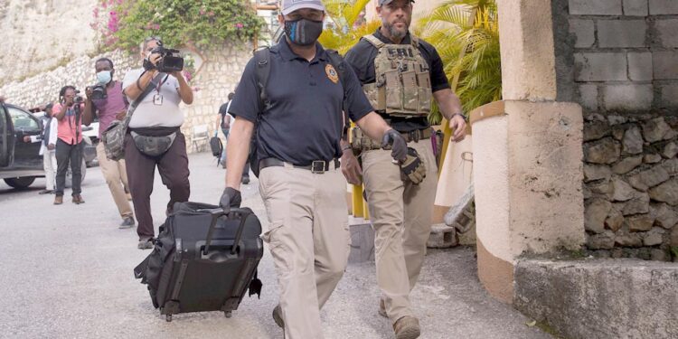 El FBI recoge pruebas en la residencia del presidente Moise. Foto agencias.