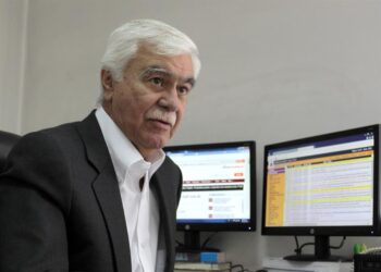 Fotografía de archivo fechada el 25 de septiembre de 2014 que muestra al periodista y escritor colombiano Germán Castro Caycedo durante una entrevista con Efe en Bogotá (Colombia). El escritor y cronista colombiano Germán Castro Caycedo, que en 2015 recibió el Premio a la Vida y Obra de un Periodista del Premio Nacional de Periodismo Simón Bolívar, falleció este jueves a los 81 años de edad en Bogotá, confirmaron sus familiares a medios locales. EFE/ Carlos Duran Araújo