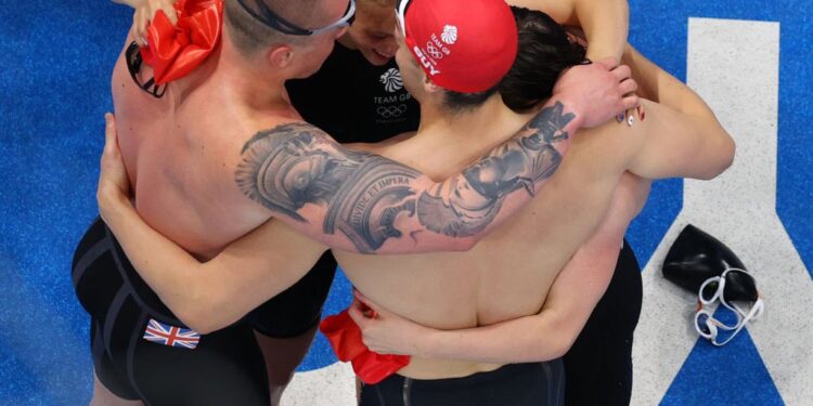 Gran Bretaña con récord mundial en 4x100 estilos mixto en la natación. Foto @ParaComentarse