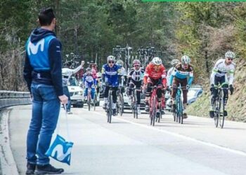 Juan Carlos Escámez Peiró, masajista del equipo español de ciclismo. Foto Twitter.