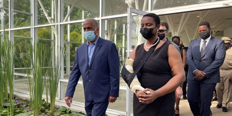 Martine Moise (c), viuda del presidente haitiano, Jovenel Moise, participa en una ceremonia en los jardines del Panteón Nacional, hoy, en Puerto Príncipe (Haití). Martine Moise, la viuda del presidente haitiano Jovenel Moise, asesinado hace dos semanas, recibió este miércoles las condolencias por parte de varios políticos en una ceremonia con aforo limitado en Puerto Príncipe. EFE/ Jean Marc Hervé Abelard