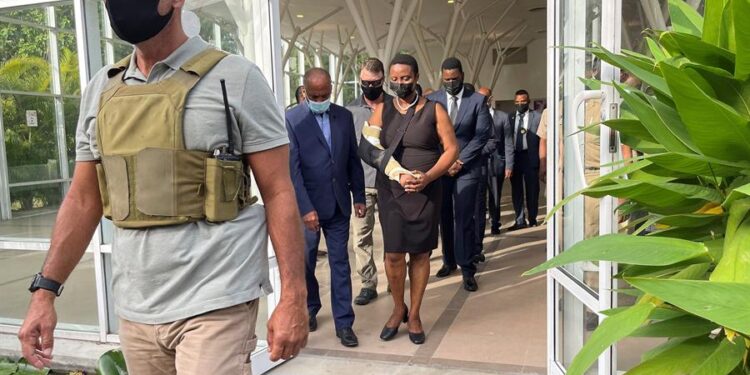 Martine Moise (c), viuda del presidente haitiano, Jovenel Moise, participa en una ceremonia en los jardines del Panteón Nacional, hoy, en Puerto Príncipe (Haití). Martine Moise, la viuda del presidente haitiano Jovenel Moise, asesinado hace dos semanas, recibió este miércoles las condolencias por parte de varios políticos en una ceremonia con aforo limitado en Puerto Príncipe. EFE/ Jean Marc Hervé Abelard