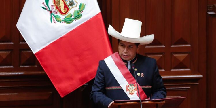 Fotografía cedida por la Presidencia del Perú de María del Carmen Alva, presidenta del Congreso, tomando juramento al nuevo presidente de Perú, Pedro Castillo, hoy en el Congreso en Lima. Pedro Castillo asume hoy la Presidencia del Perú para el período 2021-2026. EFE/ Cortesía Presidencia del Perú/ Karel Navarro