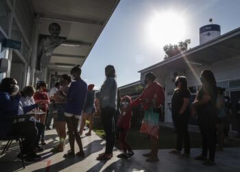 AME5946. RÍO DE JANEIRO (BRASIL), 29/07/2021.- Varias personas asisten a una jornada de vacunación contra la covid-19 a residentes del complejo de favelas de Maré hoy, en la clínica familiar Adib Jatene, en Rio de Janeiro (Brasil). Más de 30.000 personas serán vacunadas masivamente en el mayor complejo de favelas de Río de Janeiro como parte de un estudio que busca medir la efectividad directa e indirecta de la inmunización en este tipo de comunidades. La Maré comenzó este jueves la primera jornada de vacunación masiva contra la covid, un experimento nunca antes visto en una comunidad de este estilo en Brasil. EFE/ André Coelho