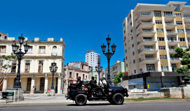 AME4087. LA HABANA (CUBA), 21/07/2021.- Varios policías de una brigada especial se transportan en vehículo por una calle hoy, en La Habana (Cuba). El Ministerio cubano del Interior (Minint) negó la existencia de desaparecidos tras las masivas protestas antigubernamentales del 11 de julio, sobre las que el Gobierno no ha dado cifras de detenidos, reportaron este miércoles medios estatales. Diez días después de las históricas protestas ciudadanas del 11 de julio, decenas de activistas, artistas y periodistas independientes siguen sometidos a arresto domiciliario y denuncian abusos de las autoridades. EFE/ Ernesto Mastrascusa