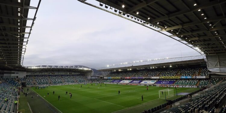 31-03-2021 31 March 2021, United Kingdom, Belfast: Players warm up ahead of the 2022 FIFA World Cup European Qualifiers Group C soccer match between Northern Ireland and Bulgaria at Windsor Park. Photo: Brian Lawless/PA Wire/dpa
DEPORTES
Brian Lawless/PA Wire/dpa