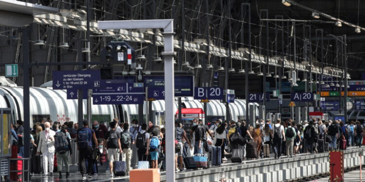 Travellers crowd on a platform as they wait for trains at the main railway station in Frankfurt am Main, western Germany, on August 11, 2021 during a strike of the train drivers. - German train drivers went on strike over wages, dealing a blow to summer holidaymakers and adding to logistics and supply problems already plaguing the industry. Only one in four long-distance trains will be in service on August 11 and 12. (Photo by Armando BABANI / AFP)