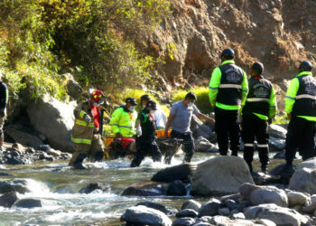 AME1567. LIMA (PERÚ), 31/08/2021.- Integrantes de equipos de rescate ayudan en el lugar donde ocurrió el accidente de un bus hoy en la madrugada cuando se dirigía a Lima (Perú). El accidente de un autobús de pasajeros ha dejado al menos 29 fallecidos y alrededor de 20 heridos, después de que la unidad se estrelló y cayó a un barranco en la carretera central cuando se dirigía a Lima. EFE/Félix Ingaruca