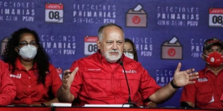 Diosdado Cabello. Foto Con el mazo 2