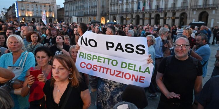 Italia, pase sanitario profesores, protesas. Foto agencias.