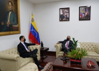 Jorge Arreaza y Nicanor Moscoso, presidente del Consejo de Expertos Electorales de Latinoamérica (Ceela). Foto @CancilleriaVE