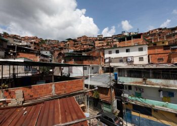 Vista de una parte del Barrio La Agricultura de Petare, el 20 de agosto de 2021, en Petare, Caracas (Venezuela). Maestras preocupadas por la educación de los niños que habitan en Petare, una de las barriadas más pobres de Venezuela, abrieron las puertas de sus casas para educar a los chicos en medio del cierre de escuelas, empujado por la covid-19, que ya suma más de un año y el difícil acceso a internet. EFE/ RAYNER PEÑA R