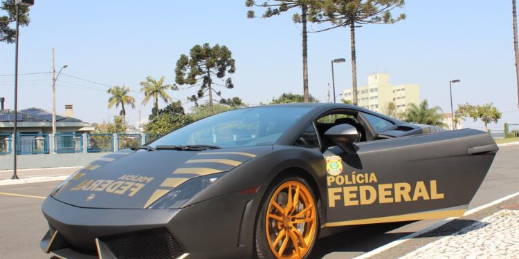 Fotografía de un lujoso Lamborgini, evaluado en unos 800 millones de reales (unos 153 millones de dólares), que entró a formar parte de la flota de vehículos de la Policía Federal de la ciudad de Curitiba (Brasil). El superdeportivo italiano -modelo Gallardo LP 560-4- fue incautado por la policía durante un operativo en julio de este año, por lo que fue necesaria la venia de la Justicia para que pudiera utilizarse como un vehículo oficial. EFE/ Policía Federal