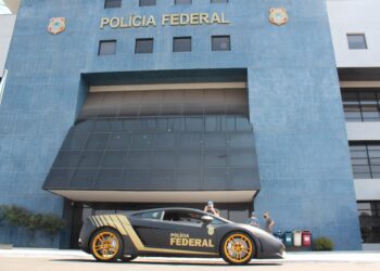 Fotografía de un lujoso Lamborgini, evaluado en unos 800 millones de reales (unos 153 millones de dólares), que entró a formar parte de la flota de vehículos de la Policía Federal de la ciudad de Curitiba (Brasil). El superdeportivo italiano -modelo Gallardo LP 560-4- fue incautado por la policía durante un operativo en julio de este año, por lo que fue necesaria la venia de la Justicia para que pudiera utilizarse como un vehículo oficial. EFE/ Policía Federal