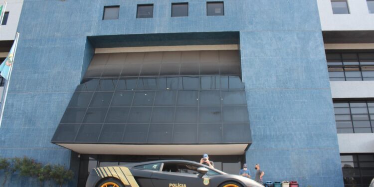 Fotografía de un lujoso Lamborgini, evaluado en unos 800 millones de reales (unos 153 millones de dólares), que entró a formar parte de la flota de vehículos de la Policía Federal de la ciudad de Curitiba (Brasil). El superdeportivo italiano -modelo Gallardo LP 560-4- fue incautado por la policía durante un operativo en julio de este año, por lo que fue necesaria la venia de la Justicia para que pudiera utilizarse como un vehículo oficial. EFE/ Policía Federal