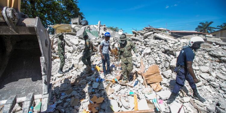 Personal realiza trabajos de remoción de escombros, búsqueda y rescate tras el terremoto registrado este sábado en Haití, hoy, en Les Cayes (Haití). Estados Unidos envió este domingo a Haití un equipo de búsqueda y rescate urbano, la segunda unidad que despliega en el país tras el devastador terremoto de este sábado, que ha dejado al menos 724 muertos y cuantiosos daños materiales. EFE/ Ralph Tedy Erol